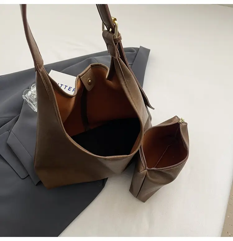 Women's Brown Leather Tote Bag Large Capacity Retro Design — feature 8