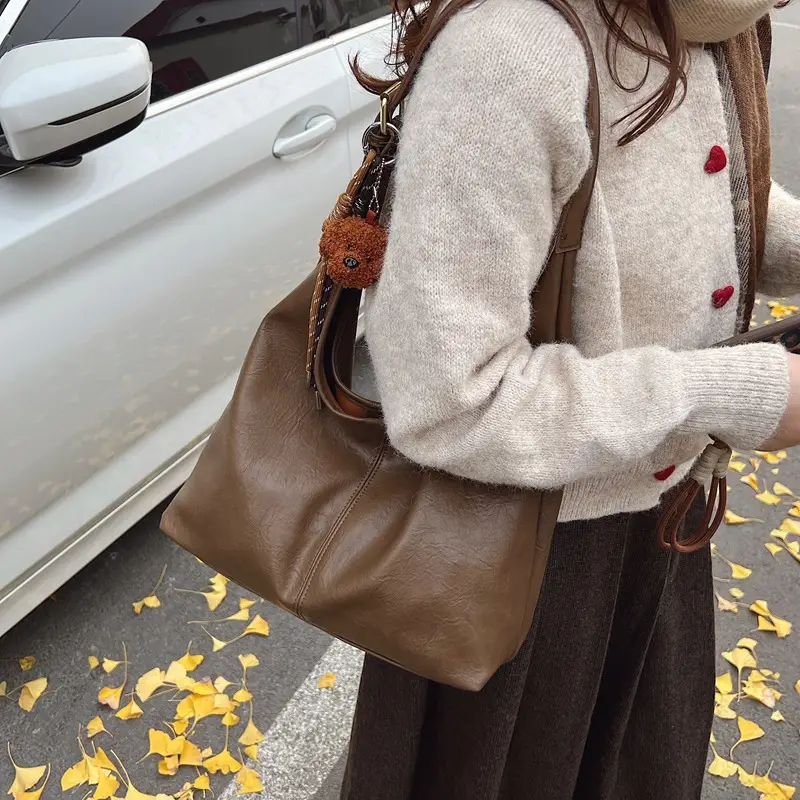 Women's Brown Leather Tote Bag Large Capacity Retro Design - Image 6