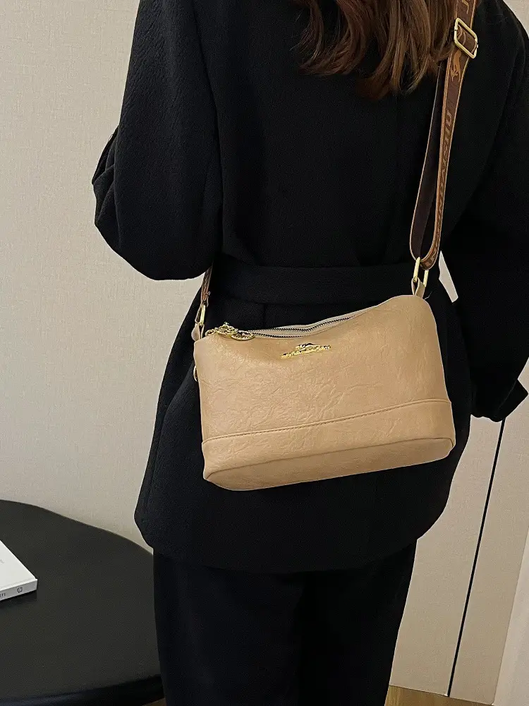 Black Kangaroo Shoulder Bag with Gold Chain & Three-Layer Design — feature 20