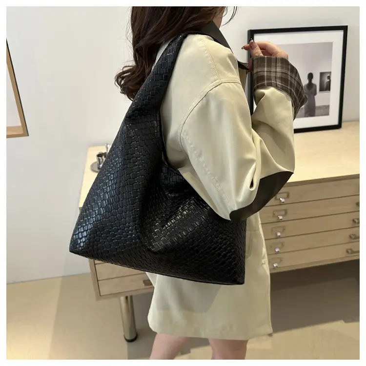 Red Vintage Women's 2024 Shoulder Bag — feature 19