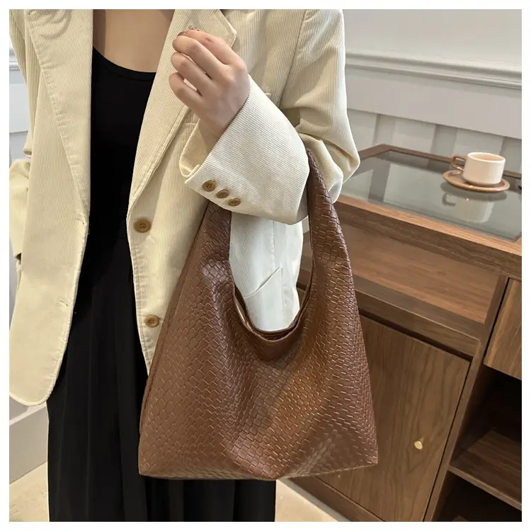 Red Vintage Women's 2024 Shoulder Bag — feature 9