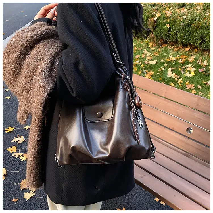 Black Leather Shoulder Tote Bag for Women 2024 Winter Commute — feature 13