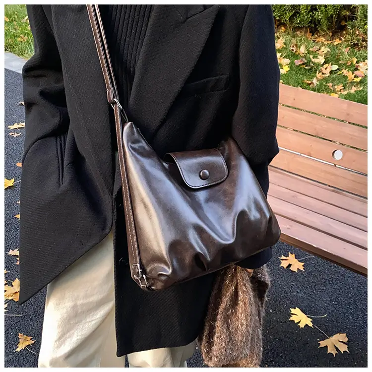 Black Leather Shoulder Tote Bag for Women 2024 Winter Commute — feature 15