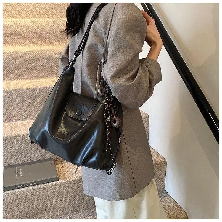Black Leather Shoulder Tote Bag for Women 2024 Winter Commute — feature 23