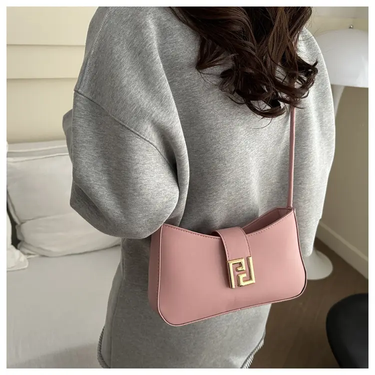 Women's 2024 Winter Shoulder Bag Beige Gold Clasp — feature 10