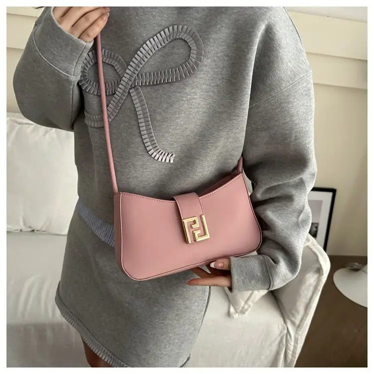 Women's 2024 Winter Shoulder Bag Beige Gold Clasp — feature 9