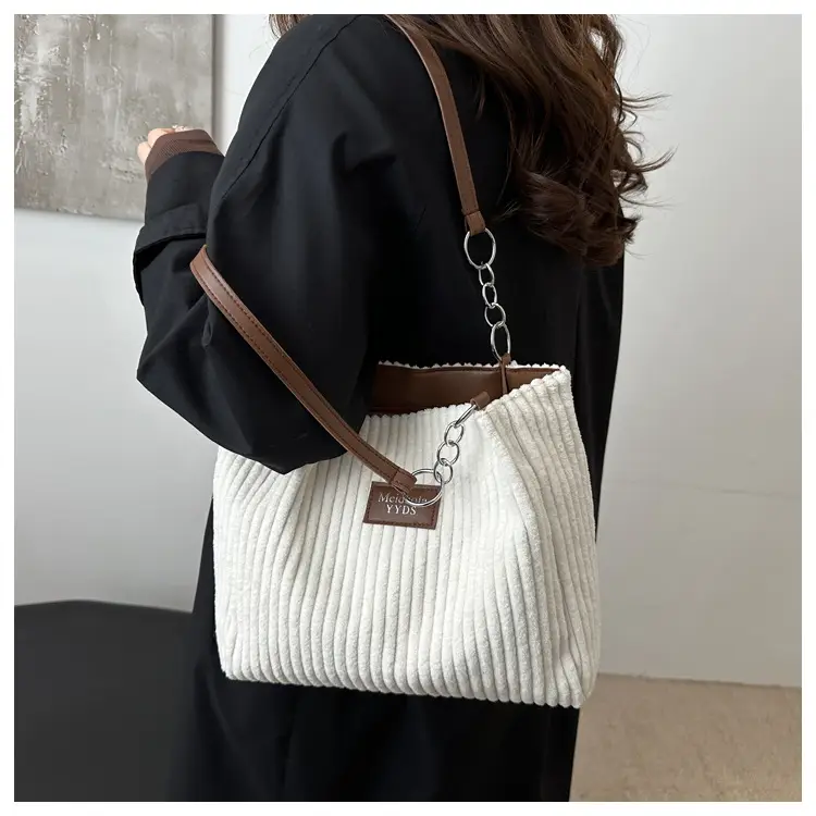 2024 Women's Fleece Chain Tote Bag Set — feature 27