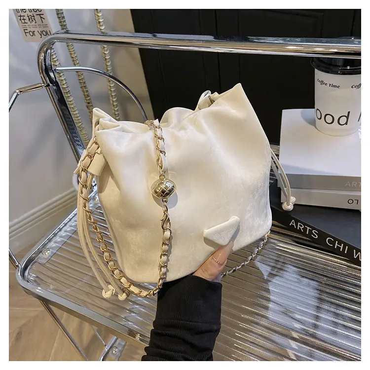 White Heart-Shaped Shoulder Bag for Women — feature 15