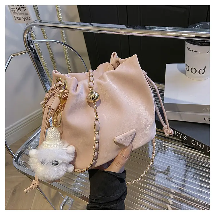White Heart-Shaped Shoulder Bag for Women — feature 16