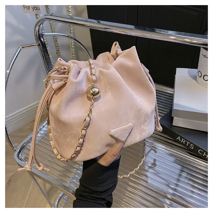White Heart-Shaped Shoulder Bag for Women — feature 17