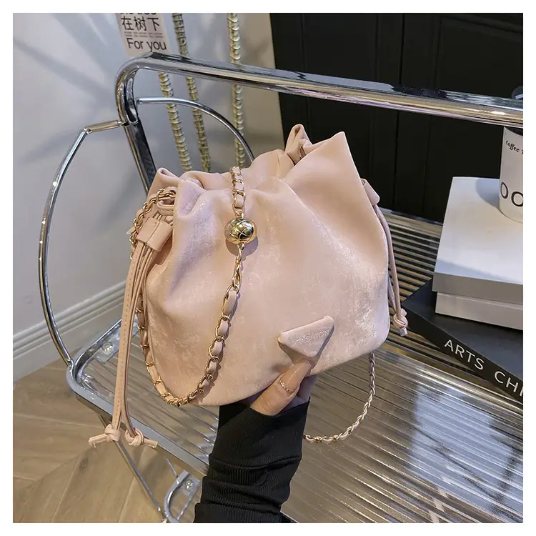 White Heart-Shaped Shoulder Bag for Women — feature 18