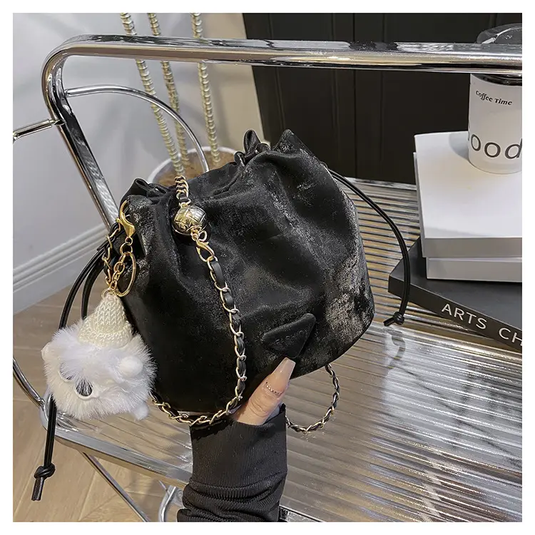 White Heart-Shaped Shoulder Bag for Women — feature 19
