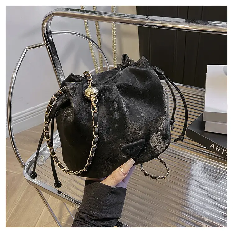 White Heart-Shaped Shoulder Bag for Women — feature 20