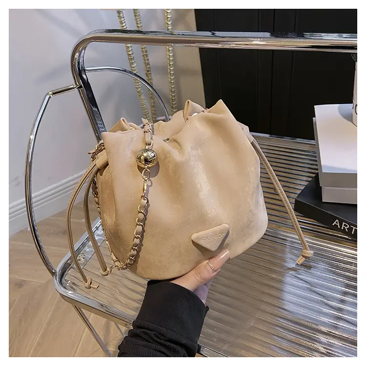 White Heart-Shaped Shoulder Bag for Women — feature 21