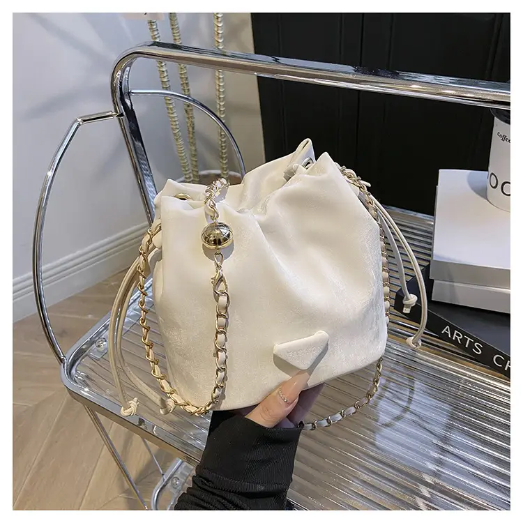 White Heart-Shaped Shoulder Bag for Women — feature 23