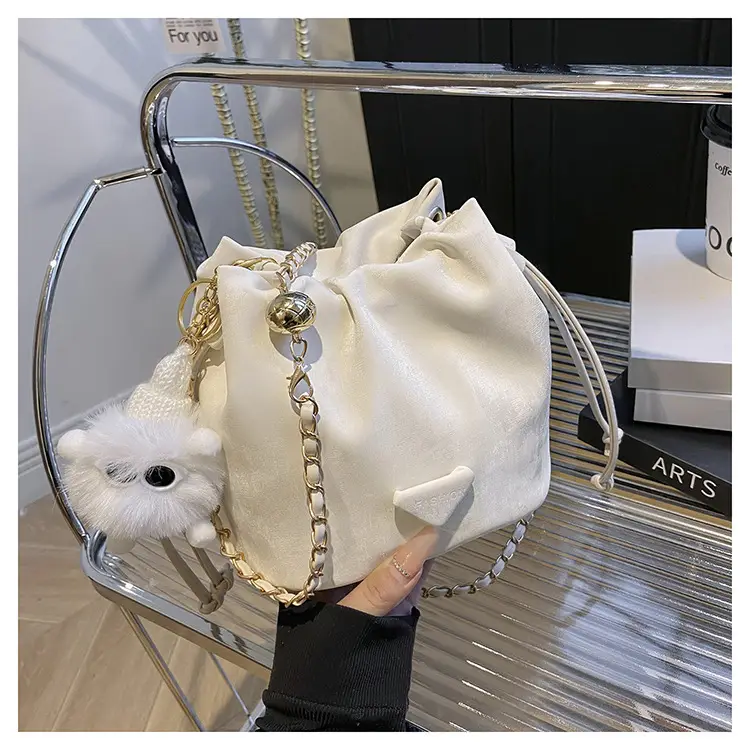 White Heart-Shaped Shoulder Bag for Women — feature 24