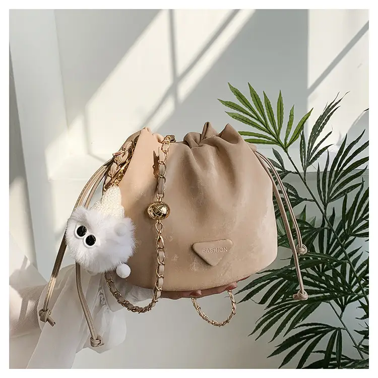 White Heart-Shaped Shoulder Bag for Women — feature 25