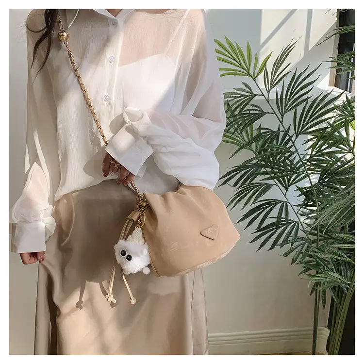 White Heart-Shaped Shoulder Bag for Women — feature 27