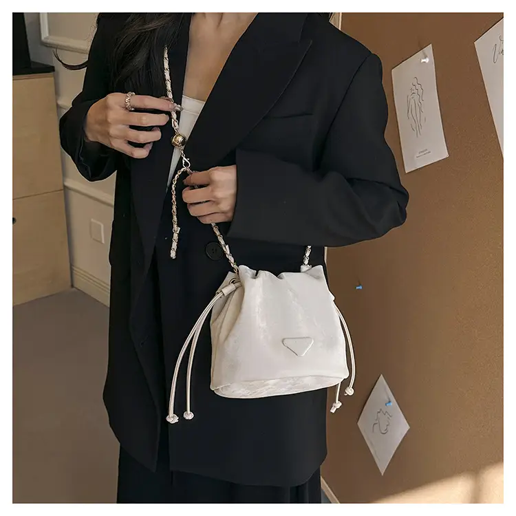 White Heart-Shaped Shoulder Bag for Women — feature 31