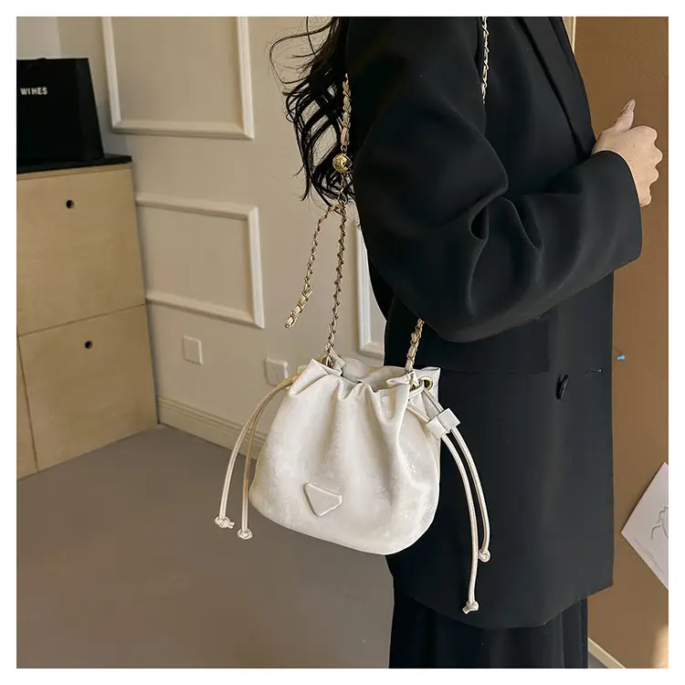 White Heart-Shaped Shoulder Bag for Women — feature 33