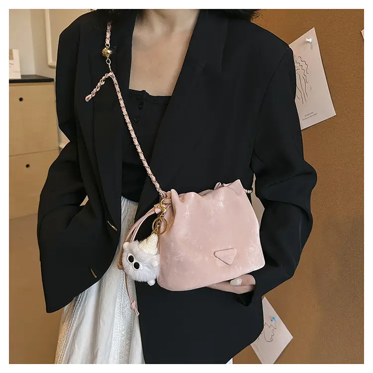 White Heart-Shaped Shoulder Bag for Women — feature 34