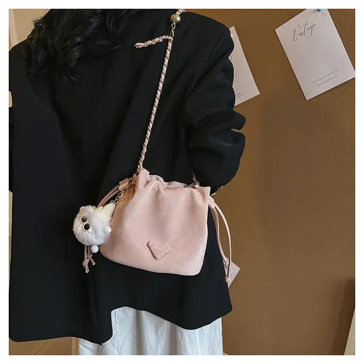 White Heart-Shaped Shoulder Bag for Women — feature 35