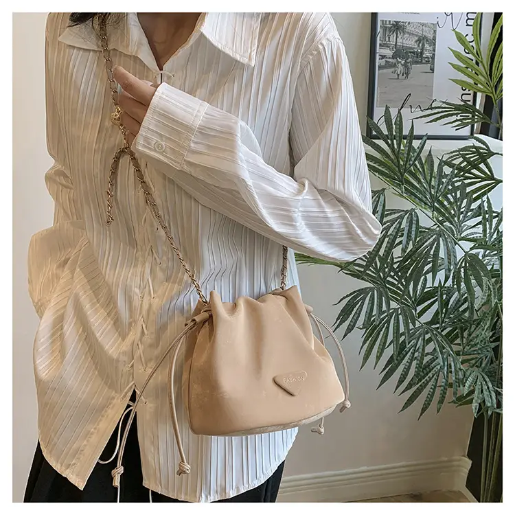 White Heart-Shaped Shoulder Bag for Women — feature 38