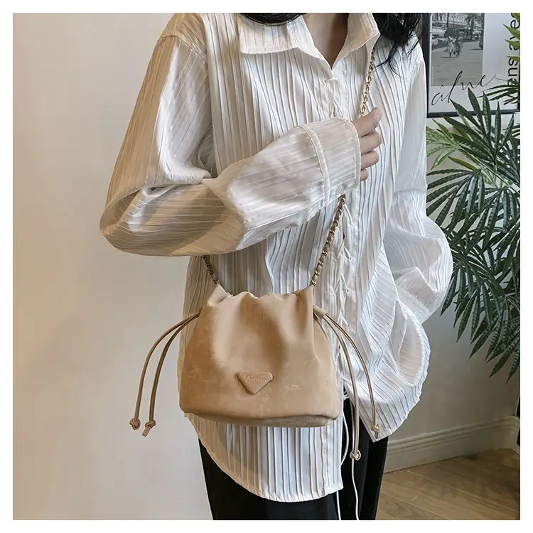 White Heart-Shaped Shoulder Bag for Women — feature 39