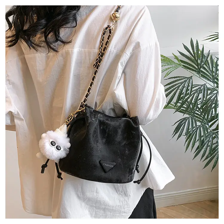 White Heart-Shaped Shoulder Bag for Women — feature 40