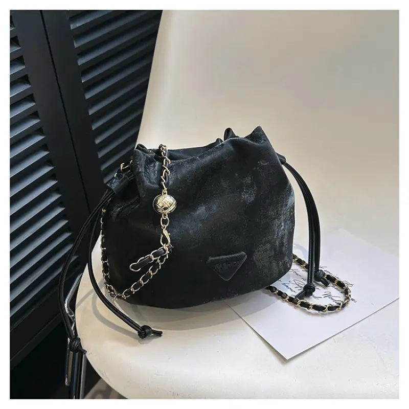 White Heart-Shaped Shoulder Bag for Women - Image 2