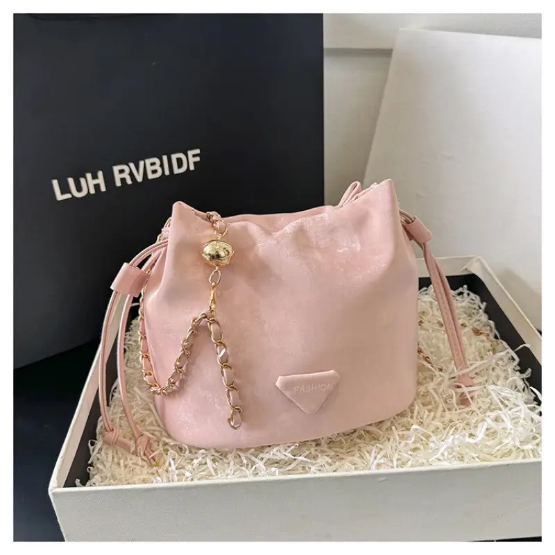 White Heart-Shaped Shoulder Bag for Women - Image 3