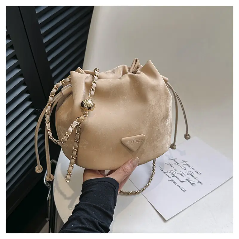 White Heart-Shaped Shoulder Bag for Women - Image 4