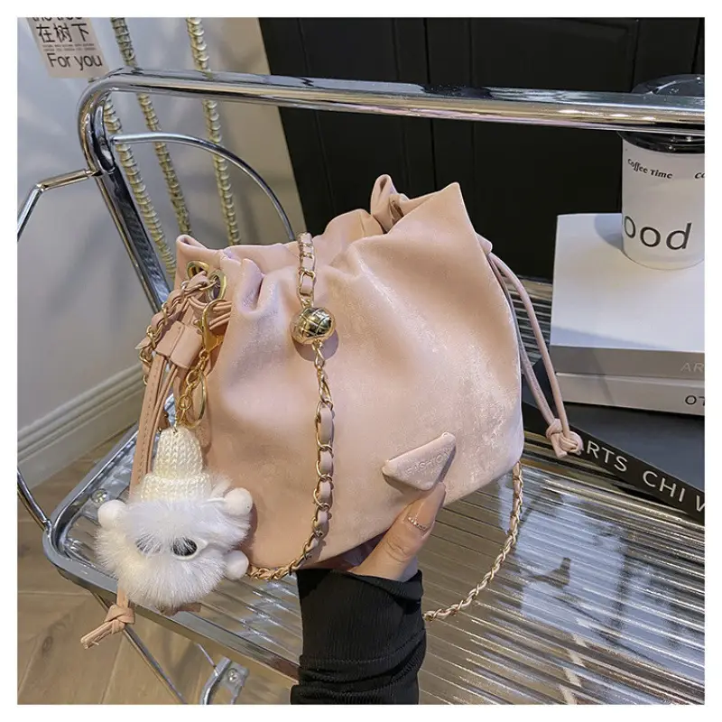 White Heart-Shaped Shoulder Bag for Women - Image 7