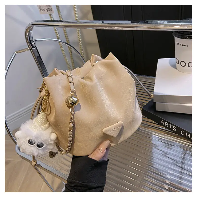 White Heart-Shaped Shoulder Bag for Women - Image 8