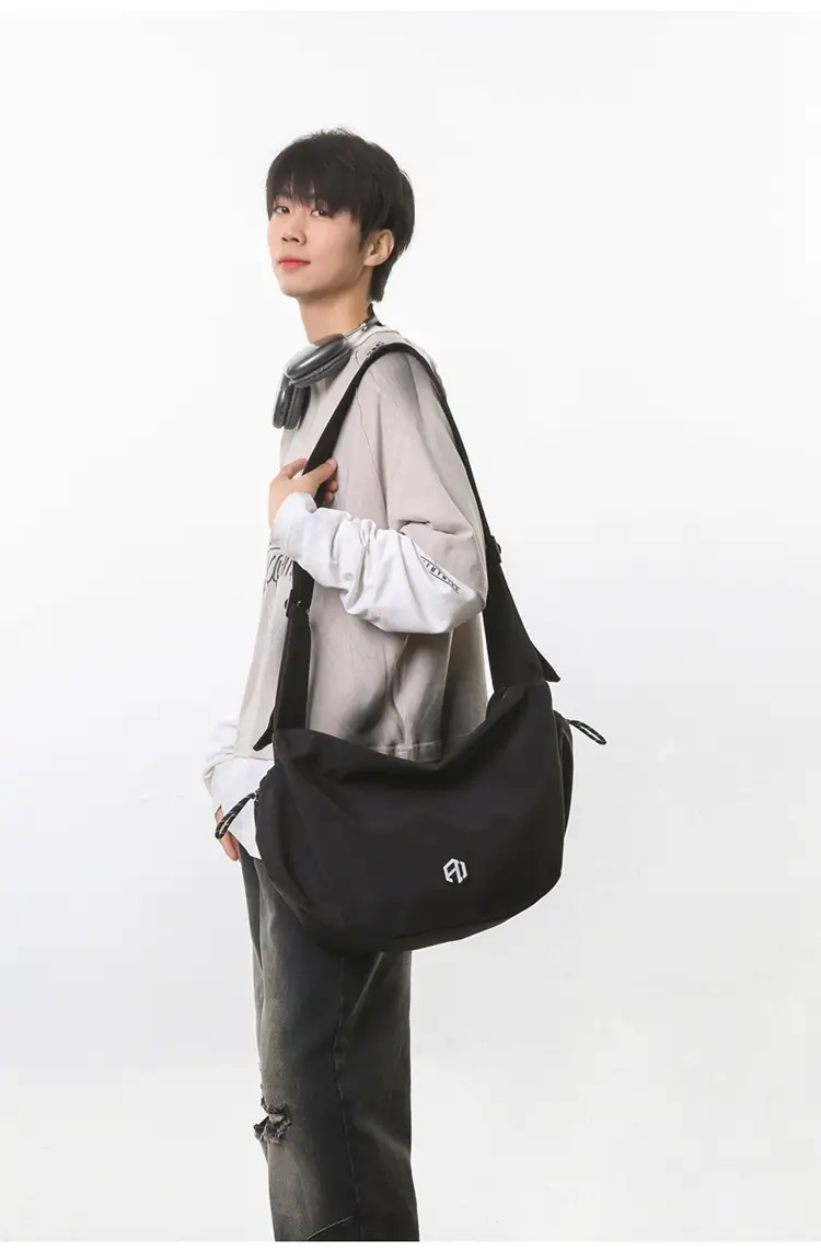 Huaer & Young Jiang Shuying Black Messenger Bag Large Capacity — feature 18