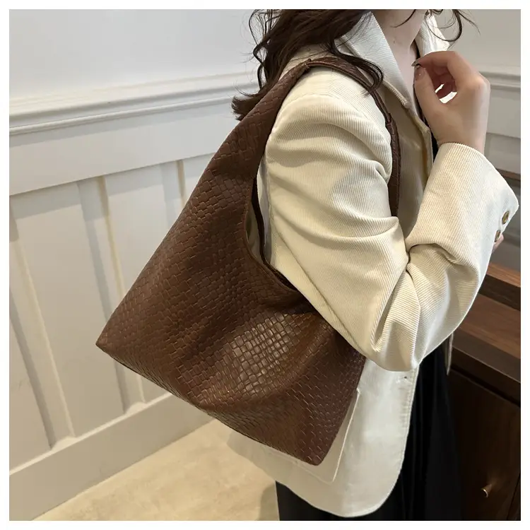 Red Underarm Bag Women 2024 Winter Fashion — feature 13