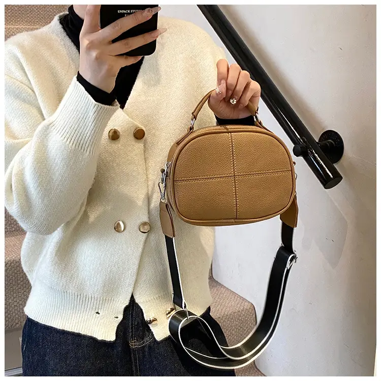 2024 New Jersey Cowhide Shoulder Crossbody Bag — feature 16