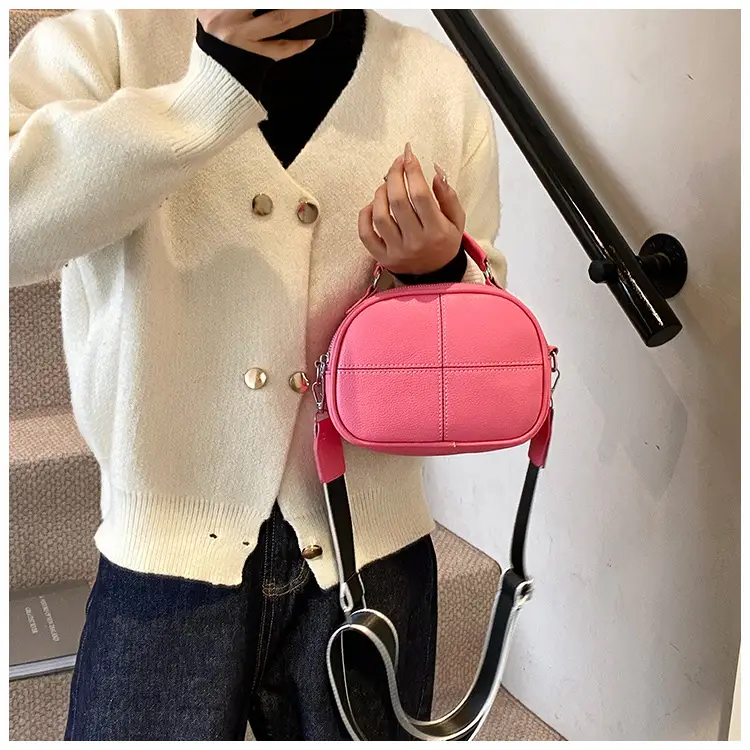 2024 New Jersey Cowhide Shoulder Crossbody Bag — feature 28