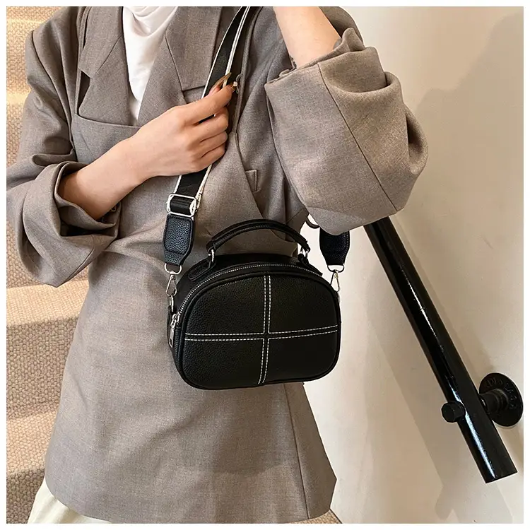 2024 New Jersey Cowhide Shoulder Crossbody Bag — feature 40