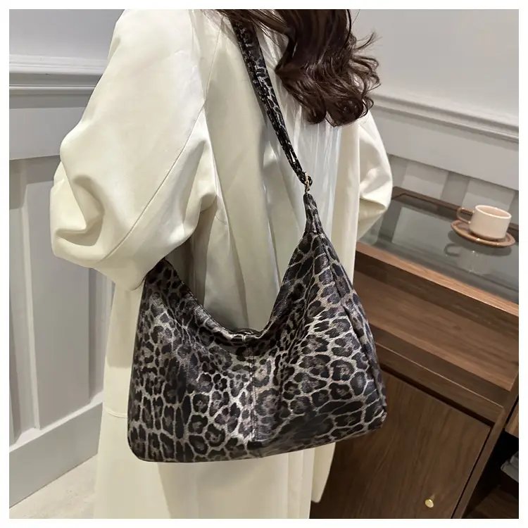 Leopard Print Large Capacity Tote Bag 2024 — feature 18