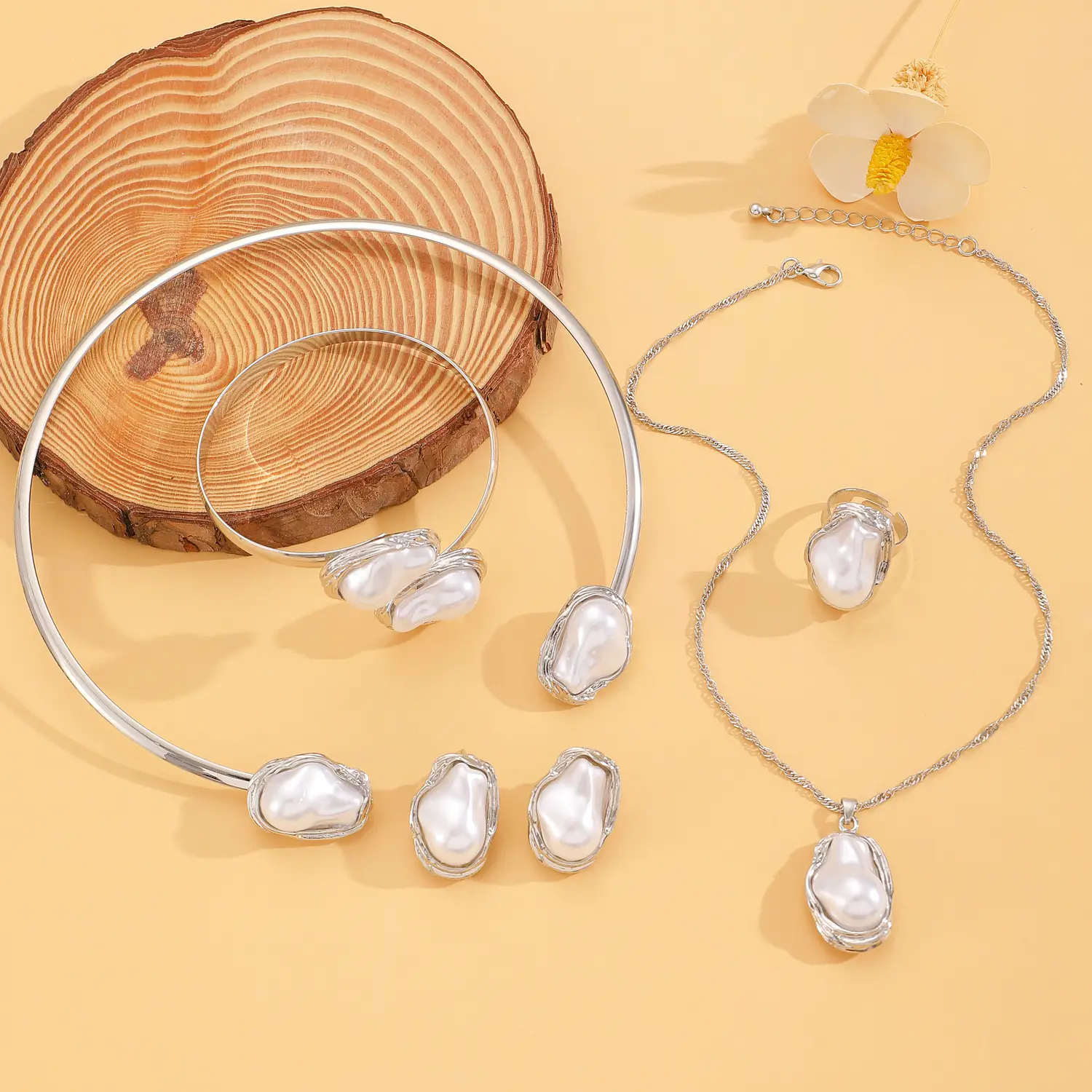 Pearl Necklace Set with Pearl Bracelet and Baroque Design — feature 12