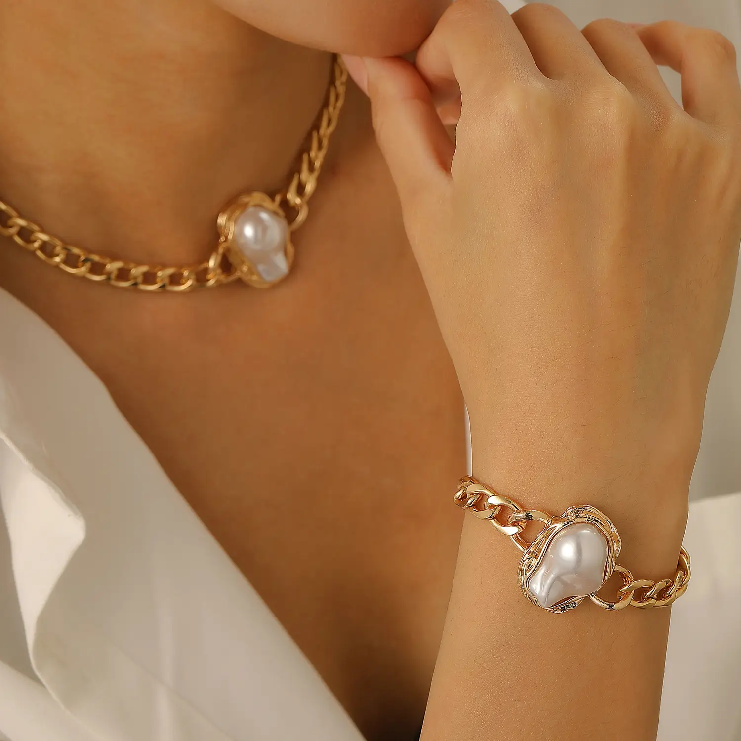 Pearl Necklace Set with Pearl Bracelet and Baroque Design — feature 16