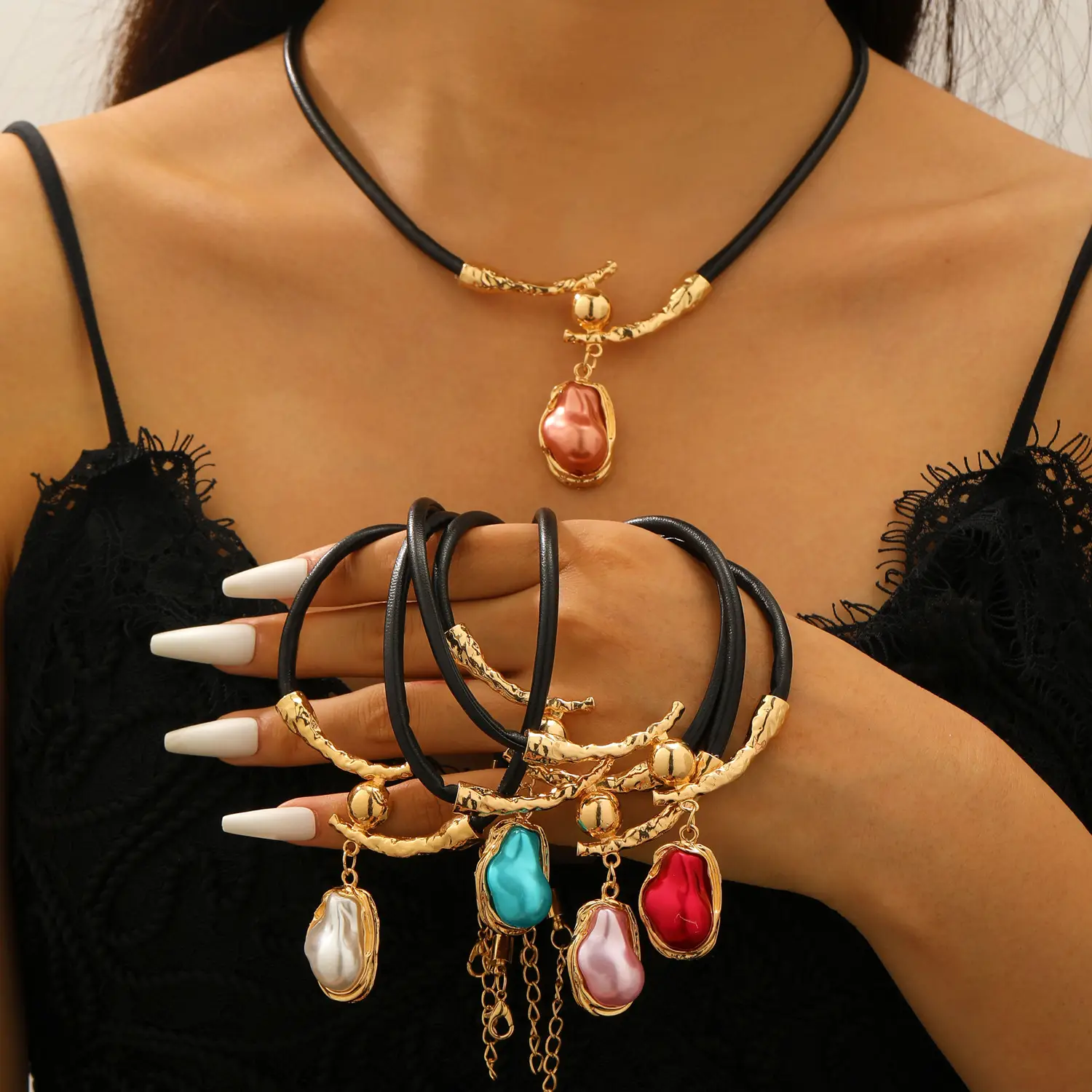 Pearl Necklace Set with Pearl Bracelet and Baroque Design — feature 34