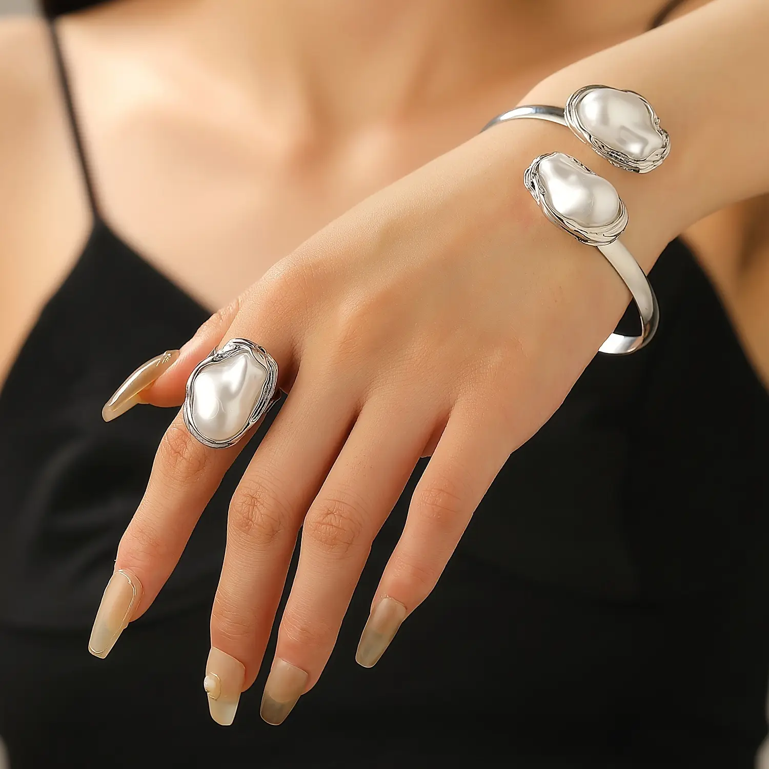 Pearl Necklace Set with Pearl Bracelet and Baroque Design - Image 12
