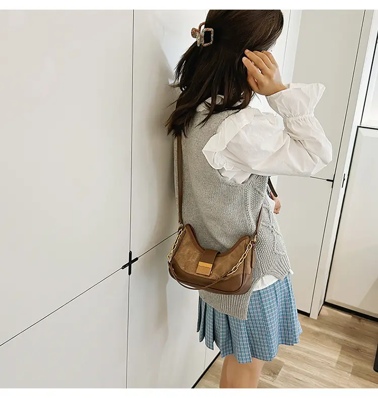 Vintage Black Crossbody Bag with Gold Chain & Leather Strap — feature 19