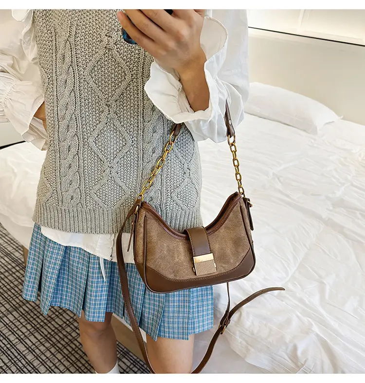Vintage Black Crossbody Bag with Gold Chain & Leather Strap — feature 21
