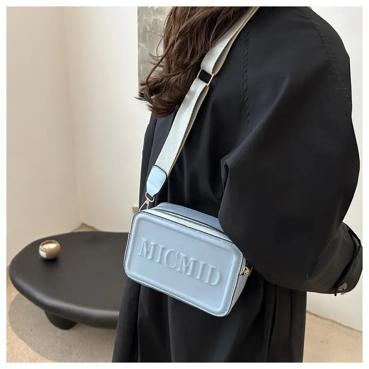 Winter New Letter Printed Shoulder Bag 2024 — feature 10