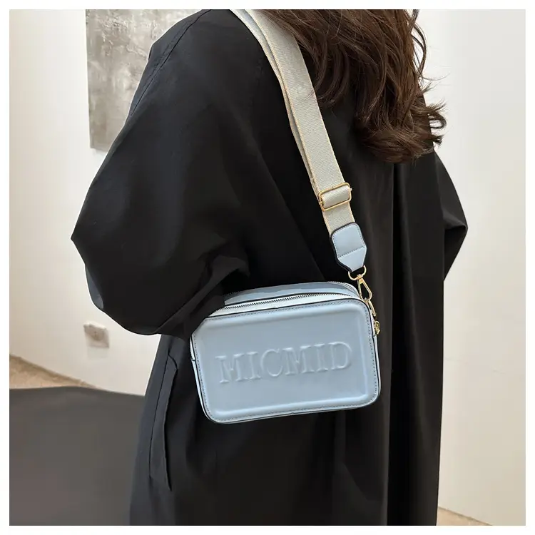 Winter New Letter Printed Shoulder Bag 2024 — feature 11