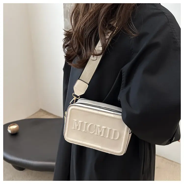 Winter New Letter Printed Shoulder Bag 2024 — feature 14