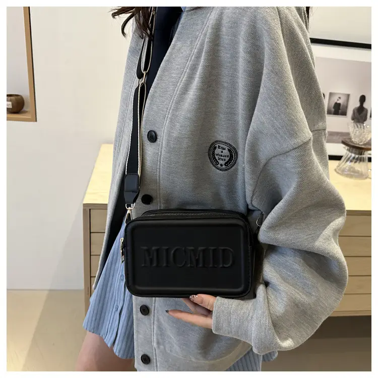 Winter New Letter Printed Shoulder Bag 2024 — feature 23